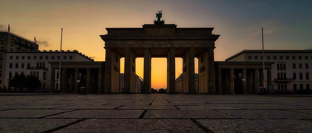 Das Brandenburger Tor beim Sonnenaufgang.