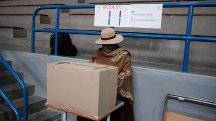 Bolivianische Frau in einem Wahlllokal in La Paz.