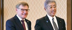 Der deutsche Außenminister Johann Wadephul (CDU) schüttelt seinem japanischen Amtskollegen Takeshi Iwaya in Tokio vor ihrem Gespräch die Hand. 