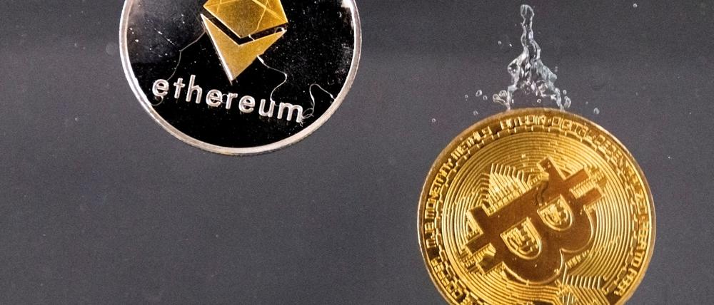 Bitcoin- und Ether-Darstellung: Die beiden wichtigsten Kryptowährungen sind gefragt. 