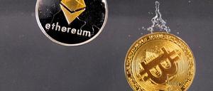 Bitcoin- und Ether-Darstellung: Die beiden wichtigsten Kryptowährungen sind gefragt. 