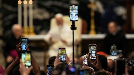 Es sind längst nicht mehr nur Rosenkränze: Die Kirche setzt nun auch auf Smartphones. (Archivbild)