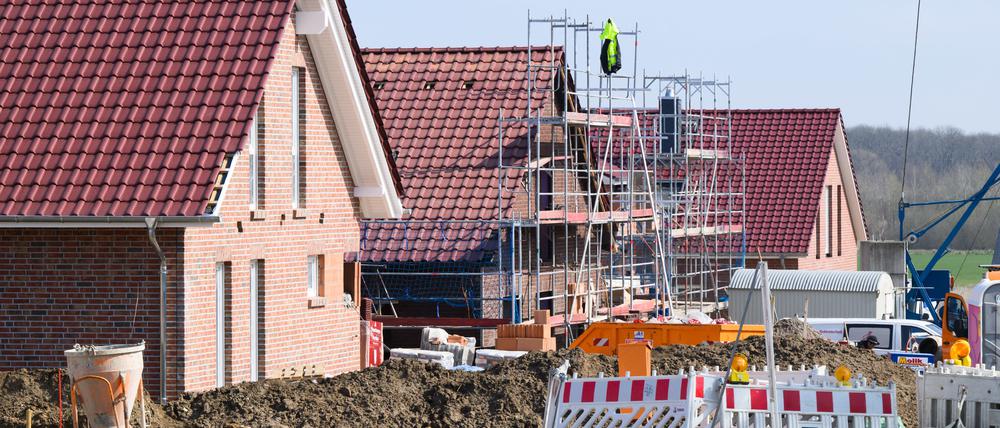 Einfamilienhäuser werden am Stadtrand von Hannover gebaut.