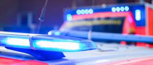 Blaulichter leuchten an einer Einsatzstelle auf einem Notarzt Fahrzeug und einem Rettungswagen. (Symbolbild)