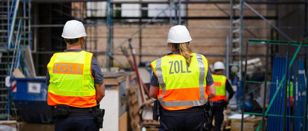 Der Zoll hat eine Baustelle überprüft. (Symbolbild)