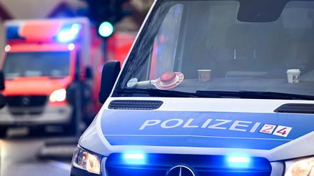 Ein Polizeiauto und ein Rettungswagen mit Blaulicht. 