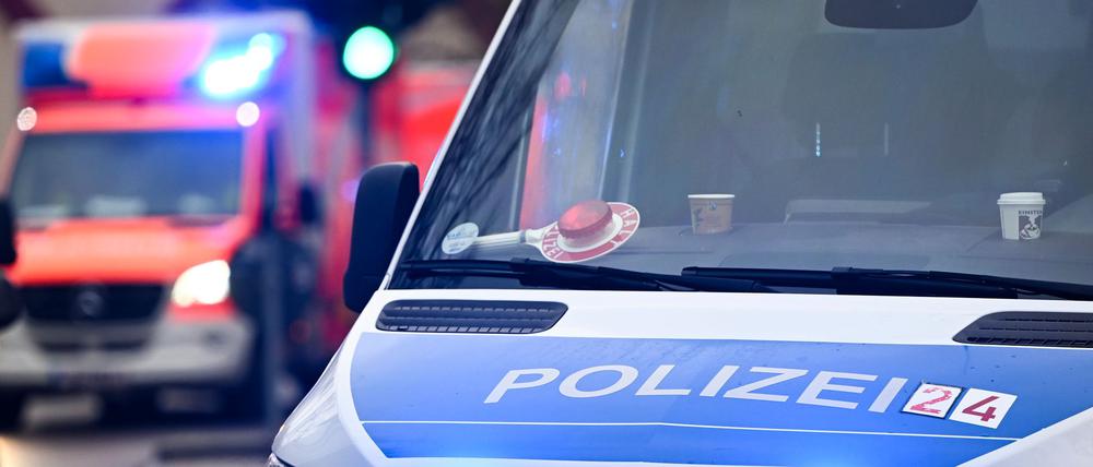 Ein Polizeiauto und ein Rettungswagen mit Blaulicht.