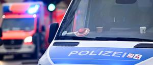 Ein Polizeiauto und ein Rettungswagen mit Blaulicht. 