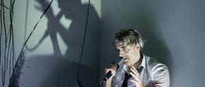 Jens Harzer spielt Oscar Wilde am Berliner Ensemble in der Regie von Oliver Reese.