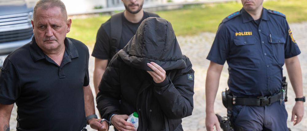 Zwei kleine Kinder werden tot im Bett gefunden, die Mutter sitzt daneben - nun steht sie vor Gericht.