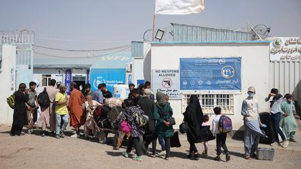 Aus dem Iran abgeschobene Afghanen suchen ein Lager in der Provinz auf.