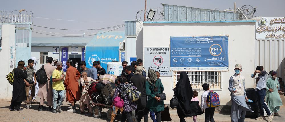 Aus dem Iran abgeschobene Afghanen suchen ein Lager in der Provinz auf.