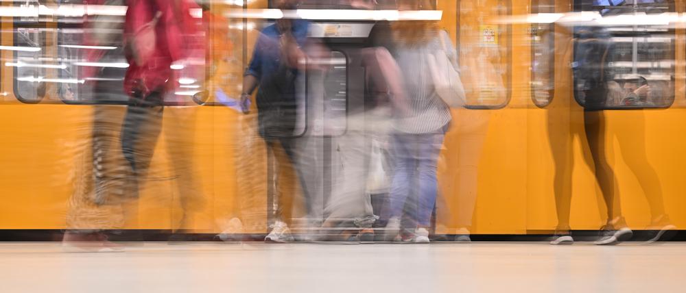 Fahrgäste steigen in eine U-Bahn der BVG ein. (Wischeffekt durch Langzeitbelichtung).