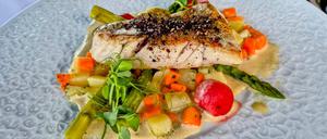 Zanderfilet mit Spargel. Kartoffeln, Möhren im Restaurant Kranich, Basedow, 13.8.2025