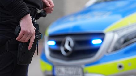 Eine Polizistin greift nach ihrer Dienstwaffe auf dem Gelände eines Polizeizentrums.