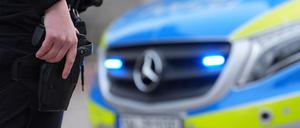 Eine Polizistin greift nach ihrer Dienstwaffe auf dem Gelände eines Polizeizentrums.