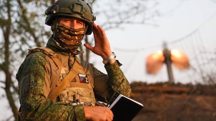 Cherson, 30. Juli 2025: Ein Soldat der Besatzung einer 152-mm-Haubitze 2A65 Msta-B der russischen Streitkräfte.