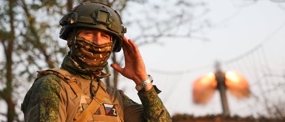 Cherson, 30. Juli 2025: Ein Soldat der Besatzung einer 152-mm-Haubitze 2A65 Msta-B der russischen Streitkräfte.