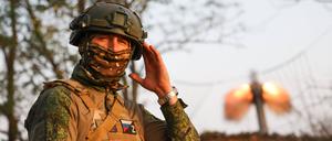 Cherson, 30. Juli 2025: Ein Soldat der Besatzung einer 152-mm-Haubitze 2A65 Msta-B der russischen Streitkräfte.