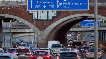 Die Sperrung der A100 im Berliner Westen führt einer Umfrage zufolge zu Verkehrsverlagerungen. (Archivbild)
