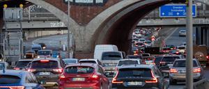 Die Sperrung der A100 im Berliner Westen führt einer Umfrage zufolge zu Verkehrsverlagerungen. (Archivbild)