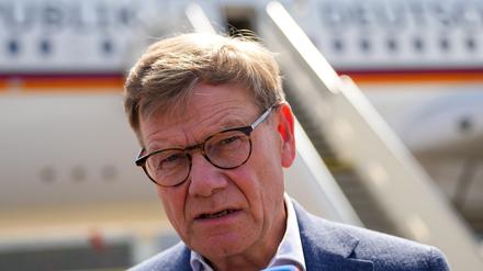Vor dem Gespräch des ukrainischen Präsidenten Wolodymyr Selenskyj mit US-Präsident Donald Trump äußerte sich Außenminister Johann Wadephul im Podcast „Table.Today“ skeptisch zu einer Entsendung deutscher Soldaten in die Ukraine.