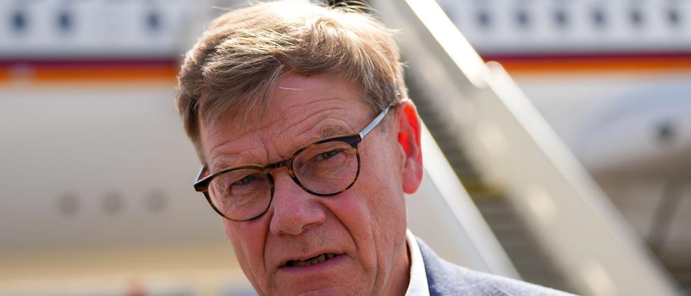 Vor dem Gespräch des ukrainischen Präsidenten Wolodymyr Selenskyj mit US-Präsident Donald Trump äußerte sich Außenminister Johann Wadephul im Podcast „Table.Today“ skeptisch zu einer Entsendung deutscher Soldaten in die Ukraine.