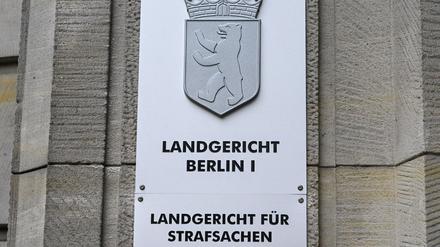 Ein 20-Jähriger, der nachts Müllcontainer, Kinderwagen oder Motorräder angezündet haben soll, steht vor dem Berliner Landgericht. (Symbolbild)