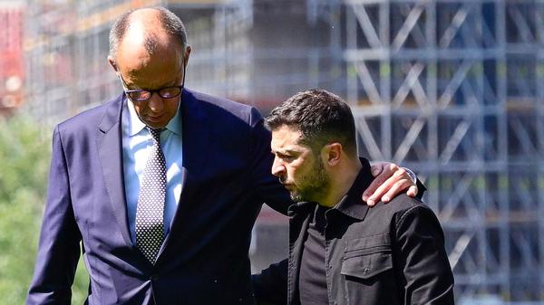 ARCHIV - 13.08.2025, Berlin: Bundeskanzler Friedrich Merz (CDU, l) begrüßt Wolodymyr Selenskyj, Präsident der Ukraine, bei dessen Ankunft im Garten des Bundeskanzleramtes. (zu dpa: «Auch Merz begleitet Selenskyj zu Treffen mit Trump») Foto: John Macdougall/AFP Pool/dpa +++ dpa-Bildfunk +++