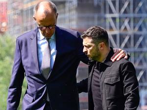 ARCHIV - 13.08.2025, Berlin: Bundeskanzler Friedrich Merz (CDU, l) begrüßt Wolodymyr Selenskyj, Präsident der Ukraine, bei dessen Ankunft im Garten des Bundeskanzleramtes. (zu dpa: «Auch Merz begleitet Selenskyj zu Treffen mit Trump») Foto: John Macdougall/AFP Pool/dpa +++ dpa-Bildfunk +++