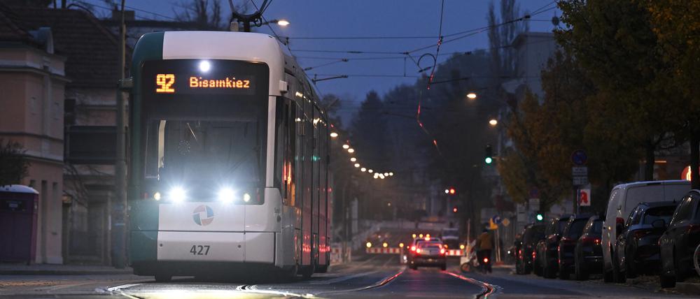 Eine Straßenbahn in Potsdam: Drohen im Nahverkehr neue Einschnitte?