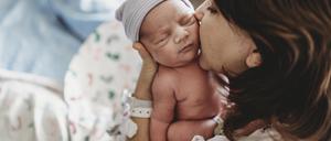 Wenn jede Frau bei der Geburt von einer Hebamme versorgt wird, die genug Zeit hat, sind Mütter und Babys gesünder, zeigen Studien.