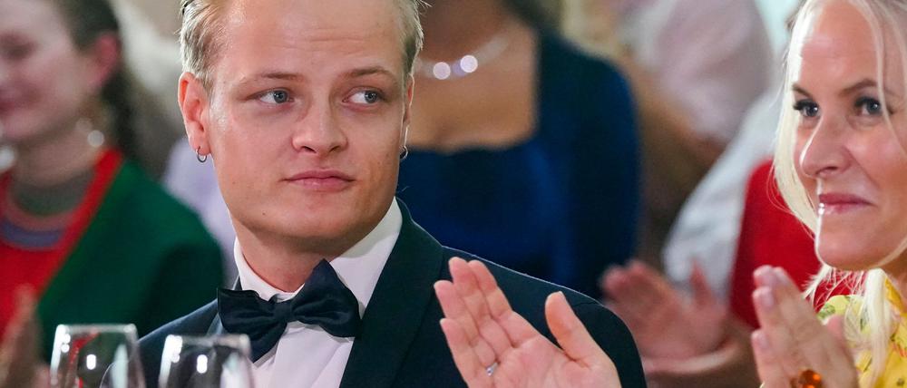 Marius Borg Høiby, hier im Jahr 2022 an der Seite seiner Mutter Kronprinzessin Mette-Marit. (Archivbild)