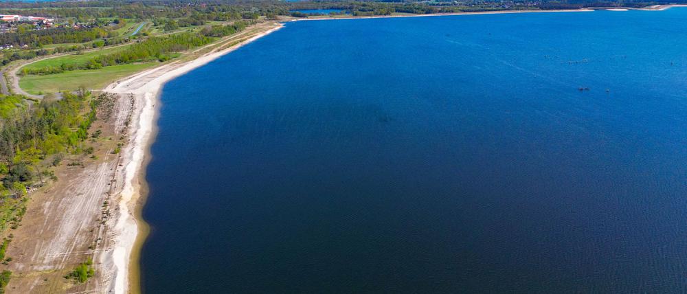 Der Cottbuser Ostsee ist im ehemaligen Braunkohletagebau Cottbus-Nord (Luftaufnahme mit einer Drohne) entstanden. (Archivbild)