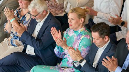Rheinland-Pfalz, Koblenz: Julia Klöckner (CDU, M), Bundestagspräsidentin, nimmt am Sommerfest der CDU Koblenz teil. Der CDU-Sommerempfang im Innovationszentrum der CompuGroup Medical sorgt für Kritik, weil Firmengründer Frank Gotthardt das als rechtspopulistisch eingestufte Portal Nius mitfinanziert.