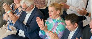 Rheinland-Pfalz, Koblenz: Julia Klöckner (CDU, M), Bundestagspräsidentin, nimmt am Sommerfest der CDU Koblenz teil. Der CDU-Sommerempfang im Innovationszentrum der CompuGroup Medical sorgt für Kritik, weil Firmengründer Frank Gotthardt das als rechtspopulistisch eingestufte Portal Nius mitfinanziert.