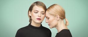 Eine Mutter lehnt ihre Stirn an ihre erwachsene Tochter.