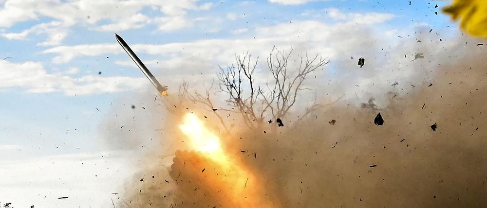 Artilleristen feuern einen RM-70 Mehrfachraketenwerfer nahe der Front ab.