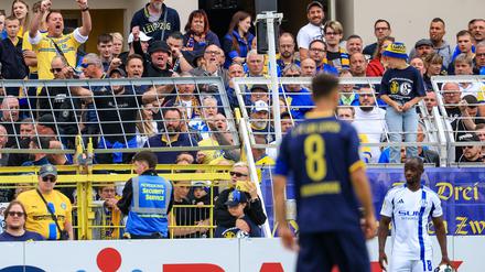 Christopher Antwi-Adjei (r, FC Schalke 04) steht bei einem Einwurf. Der Spieler gab nach dem Spiel an, dabei rassistisch beleidigt worden zu sein.