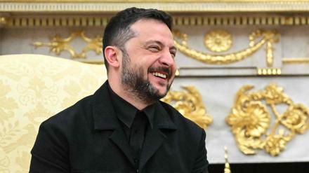 Ukrainian President Volodymyr Zelensky and US President Donald Trump participate in a meeting in the Oval Office of the White House in Washington, DC, on August 18, 2025. European leaders join Ukrainian President Volodymyr Zelensky in talks with US President Donald Trump on August 18, as they try to find a way to end Russia's offensive. The leaders heading to Washington on Monday to appear alongside Zelensky call themselves the "coalition of the willing." (Photo by Mandel NGAN / AFP)
