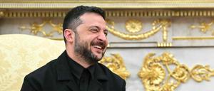 Ukrainian President Volodymyr Zelensky and US President Donald Trump participate in a meeting in the Oval Office of the White House in Washington, DC, on August 18, 2025. European leaders join Ukrainian President Volodymyr Zelensky in talks with US President Donald Trump on August 18, as they try to find a way to end Russia's offensive. The leaders heading to Washington on Monday to appear alongside Zelensky call themselves the "coalition of the willing." (Photo by Mandel NGAN / AFP)