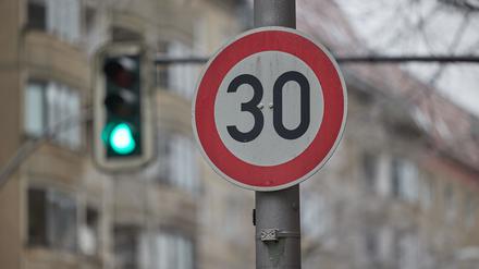 Der Senat fasst am Dienstag erst mal keinen Beschluss zur Abschaffung von Tempo 30 an Hauptstraßen. (Symbolbild) 