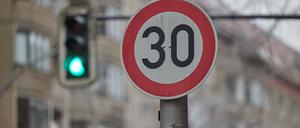 Der Senat fasst am Dienstag erst mal keinen Beschluss zur Abschaffung von Tempo 30 an Hauptstraßen. (Symbolbild) 