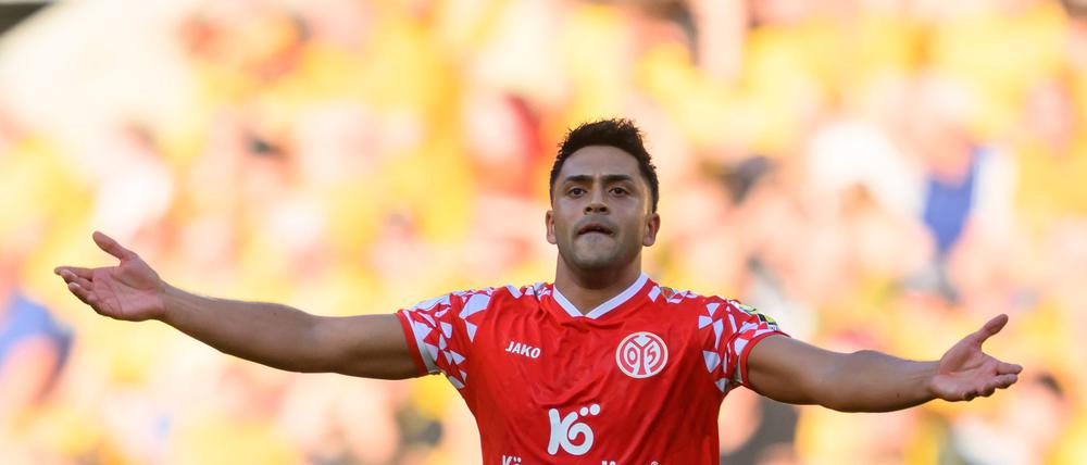 Nadiem Amiri (1. FSV Mainz 05) jubelt nach seinem Tor zum 0:1.