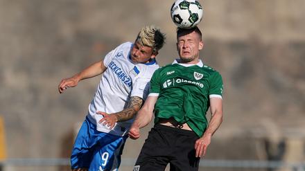 Kopfballduell zwischen dem Münsteraner Paul Jaeckel (rechts) und Herthas Dawid Kownacki.
