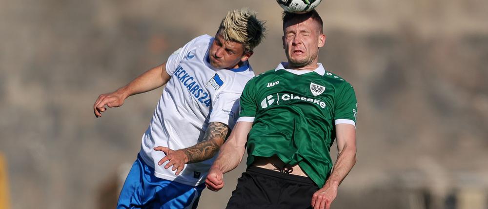 Kopfballduell zwischen dem Münsteraner Paul Jaeckel (rechts) und Herthas Dawid Kownacki.