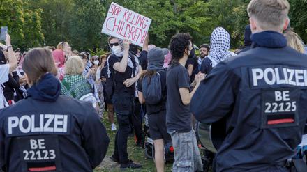 Nahe dem Kanzleramt demonstrieren gut 100 Menschen unangemeldet gegen den Krieg im Gazastreifen. Die Polizei greift ein - nach eigenen Angaben aufgrund verbotener Parolen.