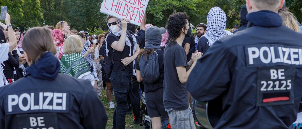 Nahe dem Kanzleramt demonstrieren gut 100 Menschen unangemeldet gegen den Krieg im Gazastreifen. Die Polizei greift ein - nach eigenen Angaben aufgrund verbotener Parolen.