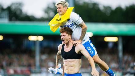 Obenauf. Dawid Kownacki feiert Herthas Siegtorschützen Sebastian Grönning (unten). 