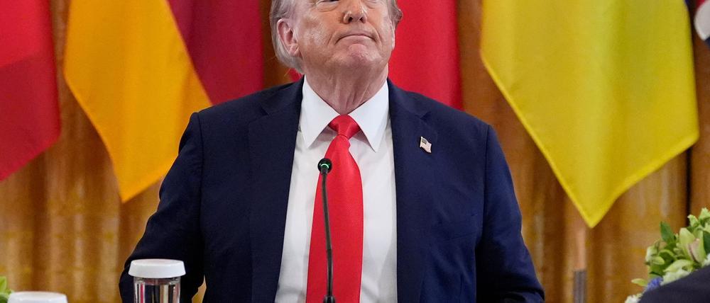 Der Ukraine-Gipfel wurde für ein Telefonat zwischen Trump und Putin unterbrochen.